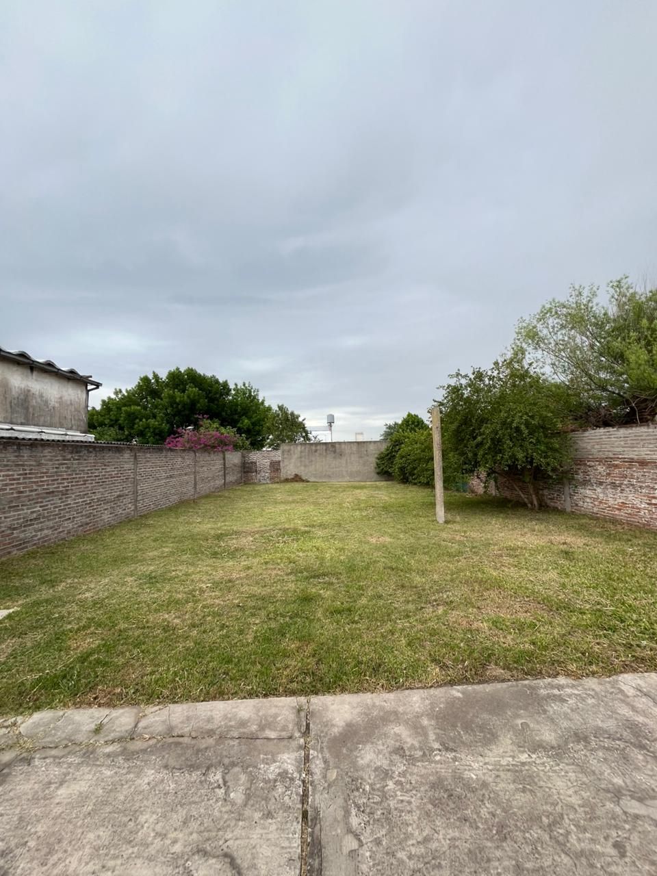 Imagen de la propiedad CASA EN VENTA CON GRAN TERRENO Y PATIO VERDE (APTA CREDITO)